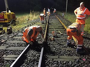 Der Gleisanschluss ist Przisionsarbeit. Auf der Regionalbahnstrecke darf spter nichts ruckeln. Foto: Amprion