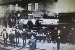 Bahnhof Borgholzhausen - Was hier zusehen ist, gilt als eine der �ltesten Fotos des Haller Willem als Zug. aus welchem Jahr sie stammt, ist nicht bekannt. Dass es sich um eine preu�ische Lokomotive vom Typ G3 handelt, hingegen schon. Im Hintergrund sieht man den Bahnhof in Steinhagen. - � Repro: Alexander Heim
