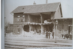 Am 30. M�rz 1907 verursachte ein erst entgleister und dann umgekippter Waggon einen betr�chtlichen Schaden am Bahnhofsgeb�ude. - � Repro: Alexander Heim