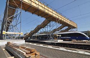 Die Brcke aus Stahl und Holz fhrt ber vier Treppenaufgnge zu den Bahnsteigen am Brackweder Bahnhof. Foto: Markus Poch 