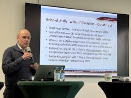 Carsten Hein - hier bei einer Podiumsdiskussion in Georgsmarienh�tte - wirbt f�r eine 