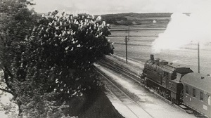 Unter Volldampf verl�sst ein Zug den Bahnhof Dissen - Bad Rothenfelde in Richtung Hilter. Unten ist das Dach des Stellwerks zu erkennen.FOTO: ARCHIV RIEKE/HEIMATVEREIN DISSEN