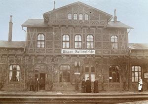 Eines der �lteren Bilder des Bahnhofs Dissen - Bad Rothenfelde. Der stand bis Oktober 1884 in Hildesheim und wurde dann abgebaut und gro�teils in Dissen wieder aufgebaut. FOTO: ARCHIV RIEKE/HEIMATVEREIN DISSEN