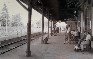 Warten auf den n�chsten Zug � FOTO: ARCHIV RIEKE/HEIMATVEREIN DISSEN