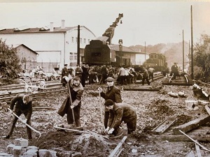 Mit schwerem Ger�t: Nach dem Zweiten Weltkrieg mussten wie hier in Halle die Gleisanlagen saniert werden. FOTO: STADTARCHIV HALLE/WESTFALEN