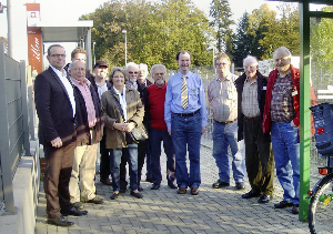 Brgermeister Ansgar Pohlmann (links) erluterte der Initiative Haller Willem die Planung fr mehr Fahrrad-Sicherheit am Bahnhalt Oesede