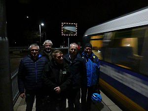 Foto: VLO-Prokurist Jrgen Werner (links) empfing die Bahnhofspaten (v.l.n.r.) Stefan Schmedt, Werner Mrohs, Hartmut Grunwald und Peter Schmechel am Bahnhof Sutthausen.