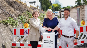 Bärbel Aissen, Leiterin Bahnhöfe Nord DB InfraGO, Carmen Schwabl, Sprecherin der Geschäftsführung der Landesnahverkehrsgesellschaft Niedersachen (LNVG) und René Bei der Sandwisch, Fachdienstleiter Verkehrsanlagen der Stadt Osnabrück, drückten gemeinsam auf den roten Knopf zur Freigabe der Bauarbeiten. Bärbel Aissen, Leiterin Bahnhöfe Nord DB InfraGO, Carmen Schwabl, Sprecherin der Geschäftsführung der Landesnahverkehrsgesellschaft Niedersachen (LNVG) und René Bei der Sandwisch, Fachdienstleiter Verkehrsanlagen der Stadt Osnabrück, drückten gemeinsam auf den roten Knopf zur Freigabe der Bauarbeiten.