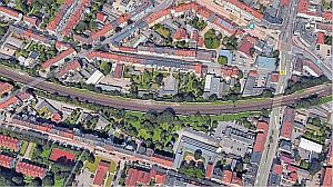 Oben der Rosenplatz, links die Sutthauser Strae  und rechts die Iburger Strae: Im grnen Dreieck unterhalb des Bahndamms soll der Bahnhalt eingerichtet werden. Foto: Google Maps