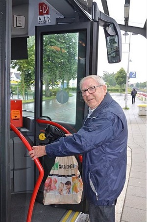 Alles einsteigen: Werner Thiess kommt jeden Tag aus Hesseln nach Halle, um einzukaufen. Mit dem Schienenersatzverkehr, der aktuell verkehrt, hat er gute Erfahrungen gemacht. (Foto: Max Maschmann) 