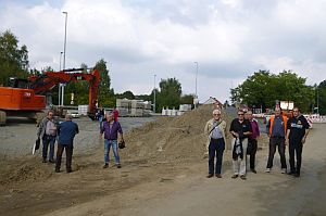 Die Mitglieder der Initiative Haller Willem nahmen die Neugestaltung am Bahnhof Sutthausen in Augenschein.